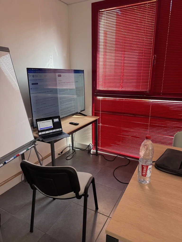 La salle de l'atelier CV ATS à Pertuis : tableau blanc, grand écran et ordinateur prêts avant l'arrivée des participants